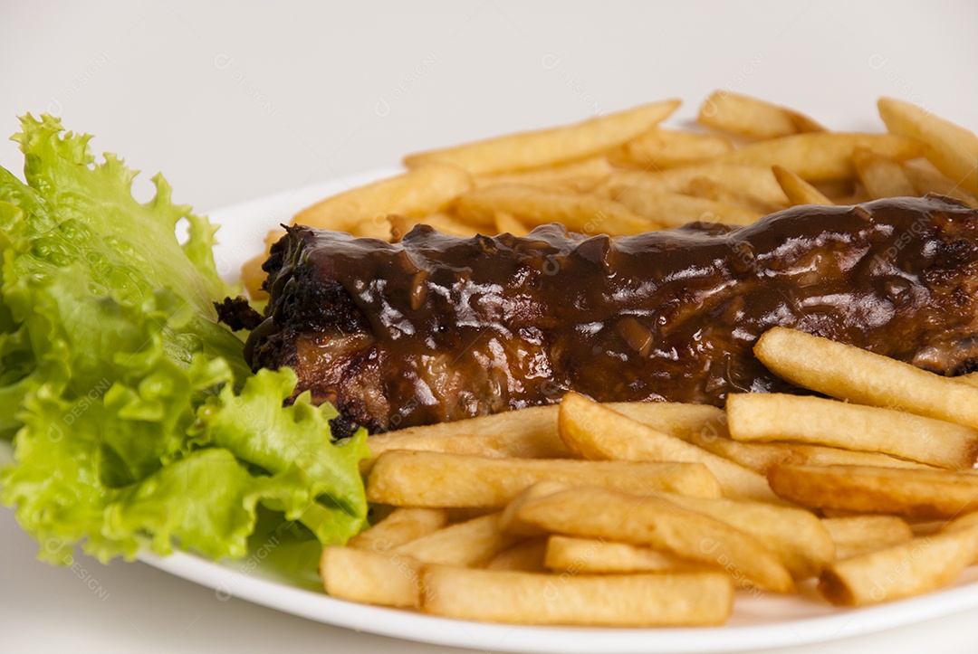 Prato de comida sobre uma mesa