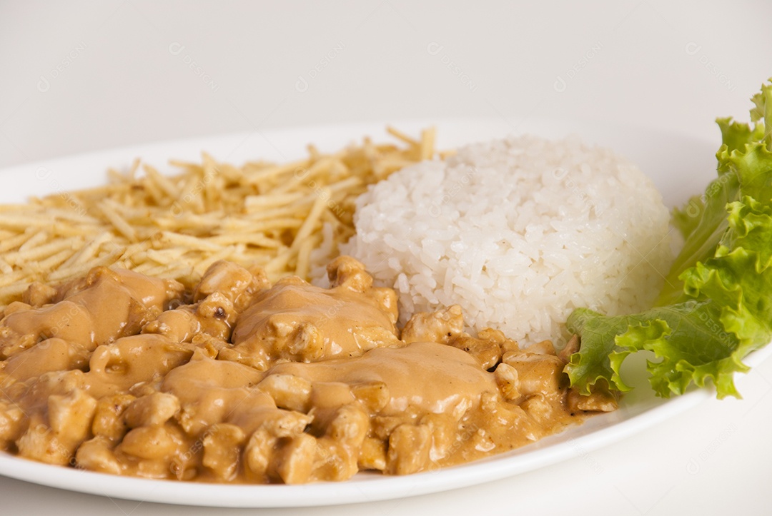 Prato de comida sobre uma mesa