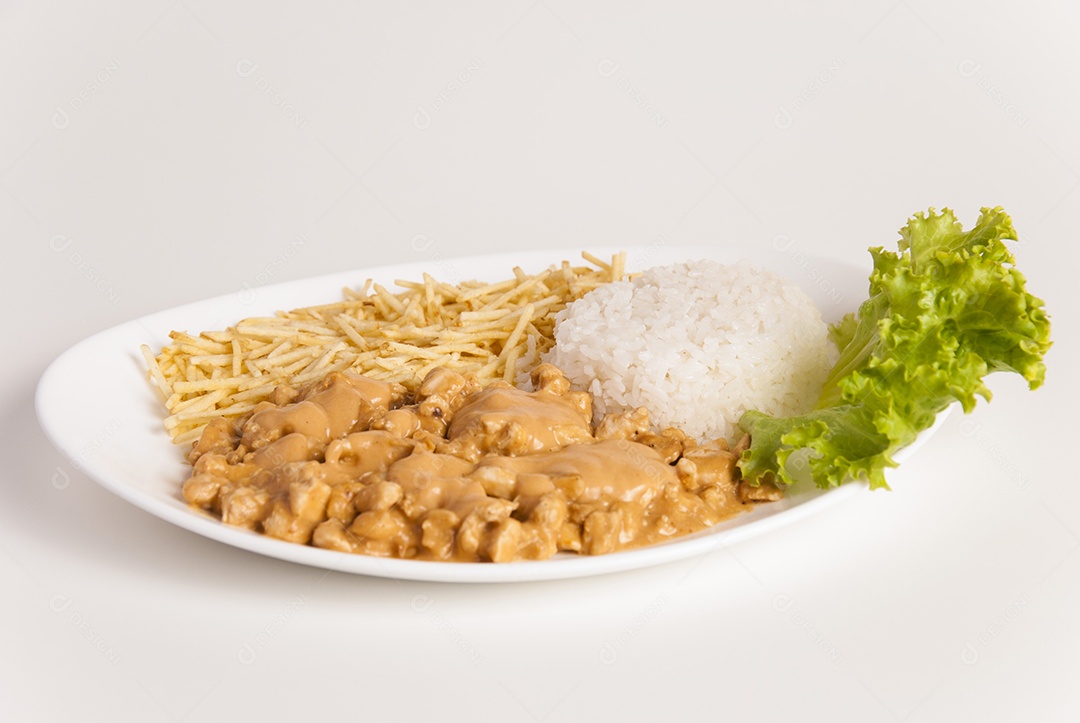 Prato de comida sobre uma mesa