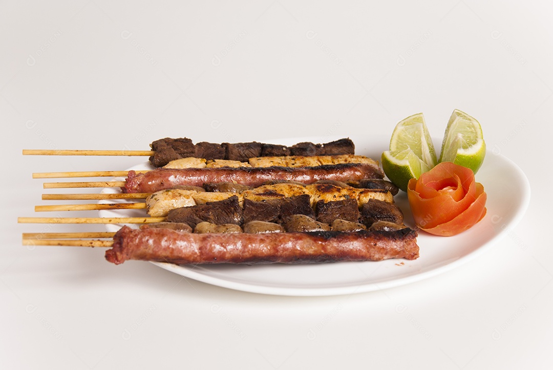 Prato de comida sobre uma mesa