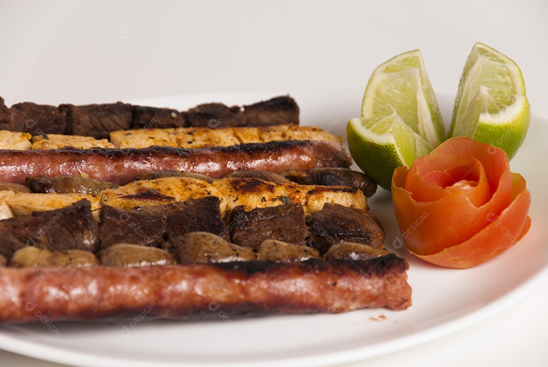 Prato de comida sobre uma mesa