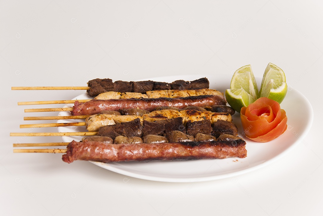 Prato de comida sobre uma mesa