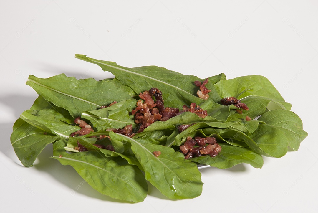 Prato de comida sobre uma mesa