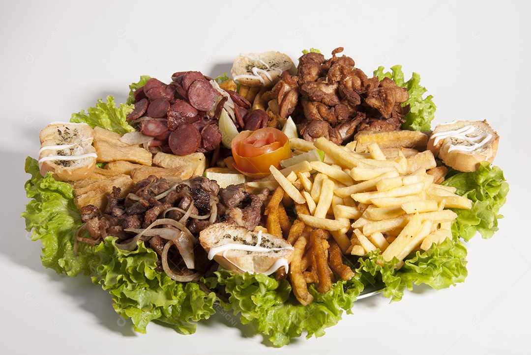 Prato de comida sobre uma mesa