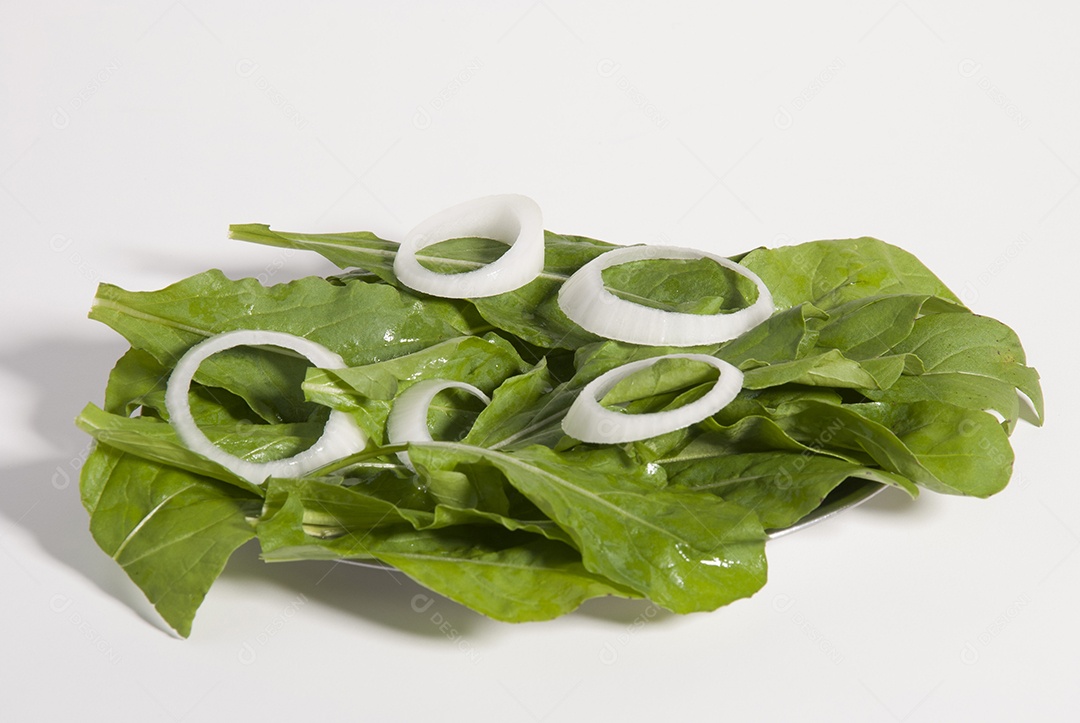 Prato de comida sobre uma mesa