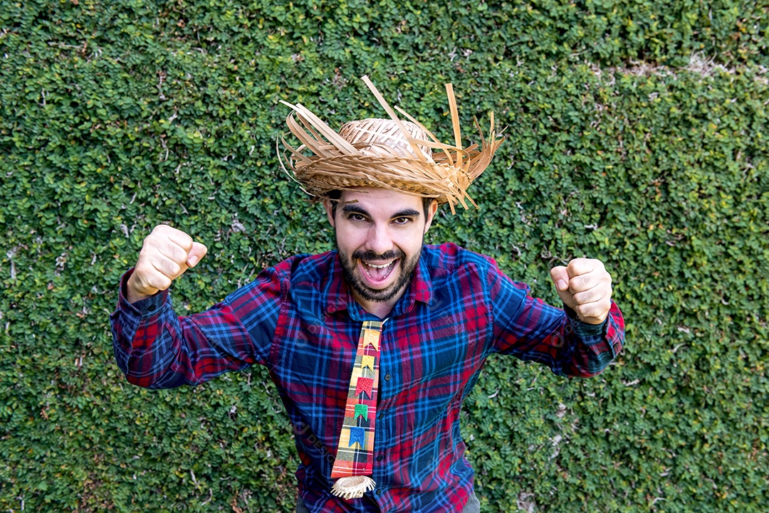 Sertanejo comemorando na Festa Junina Brasileira (festa junina)