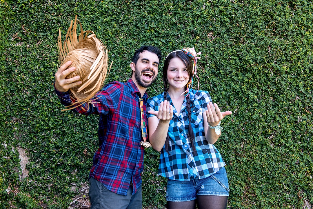 Casal chamando para festa junina brasileira