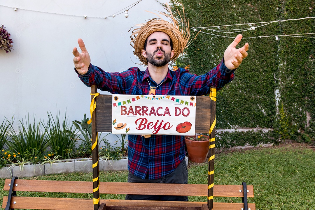Homem mandando beijos na festa junina brasileira, tradução barraca do beijo