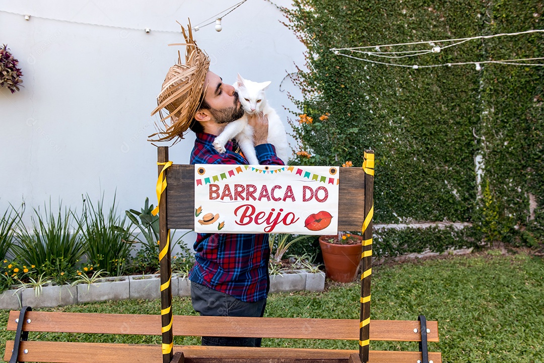 Homem beijando gato de estimação na festa junina brasileira