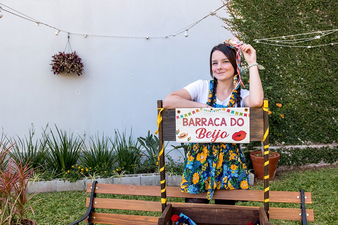 Mulher sorrindo em festa junina brasileira festa junina