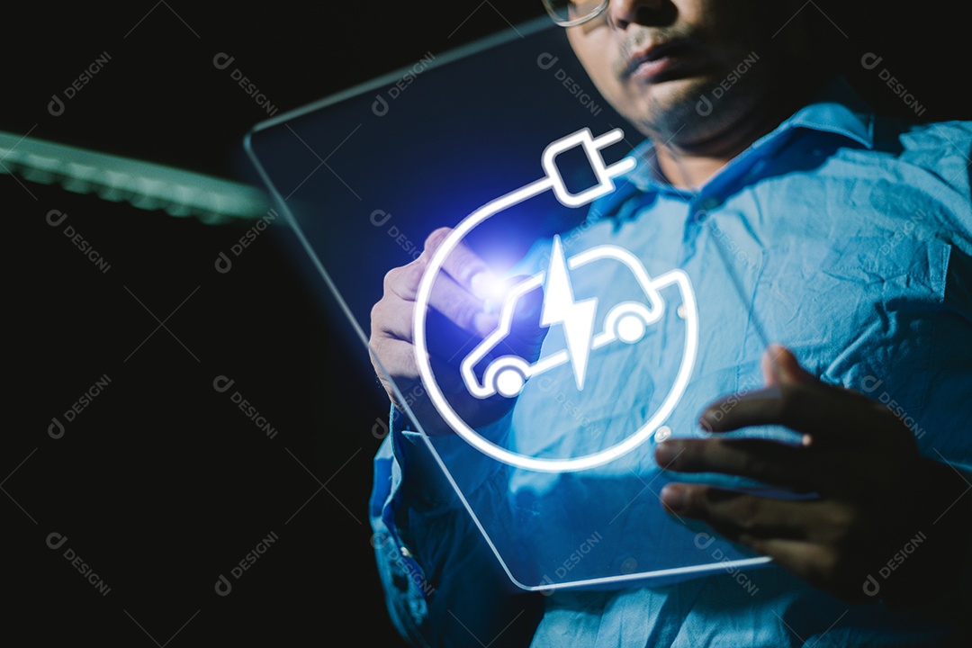 EV com a mão pressionando um botão em uma tela de tecnologia