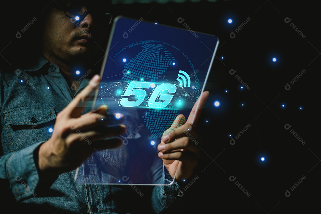 5G e internet das coisas ou conceito IOT, mão tocando virtual
