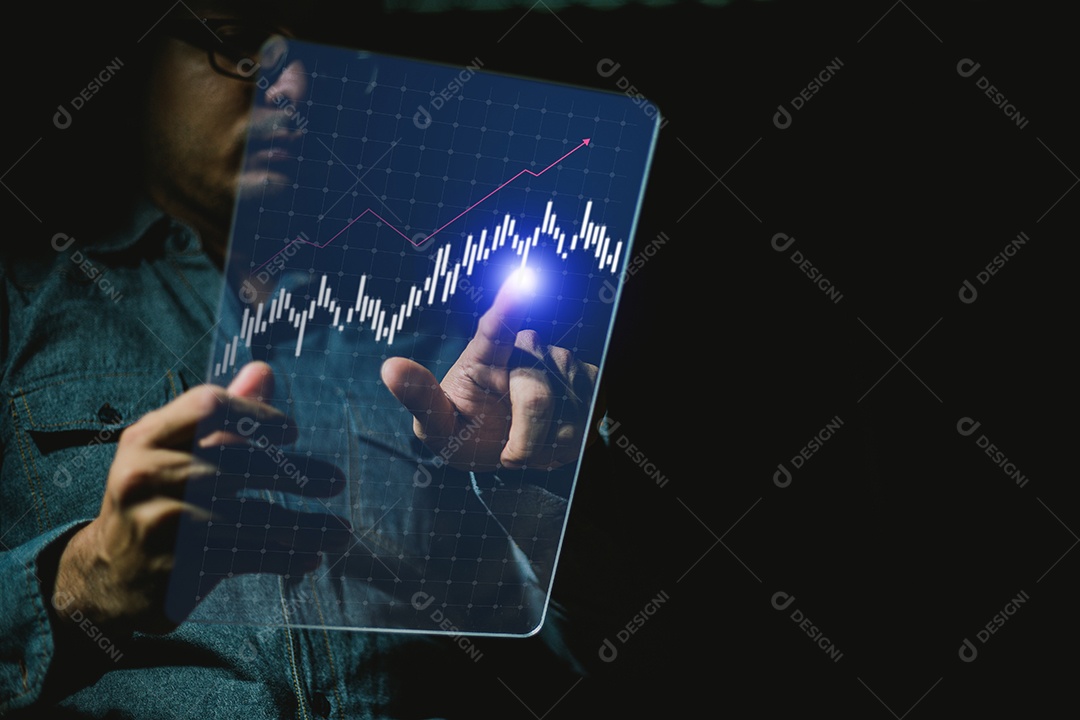 Hud de toque de dedo de homem de escritório, tela virtual com mercado de ações