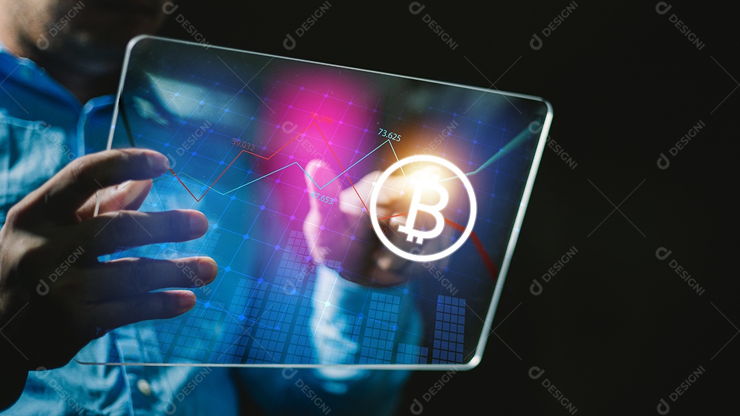 Empresário usando tablet para conectar-se à rede global e moeda bitcoin de ouro