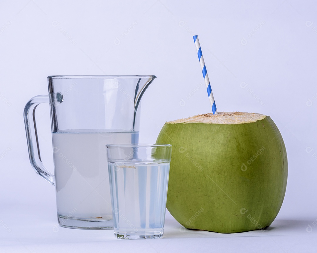 Água de coco sobre uma mesa branca