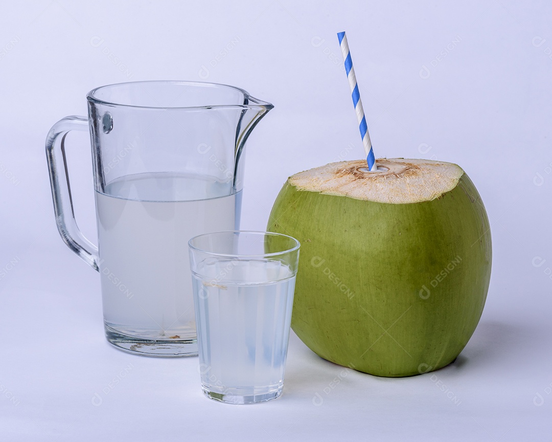 Água de coco sobre uma jarra em fundo isolado branco