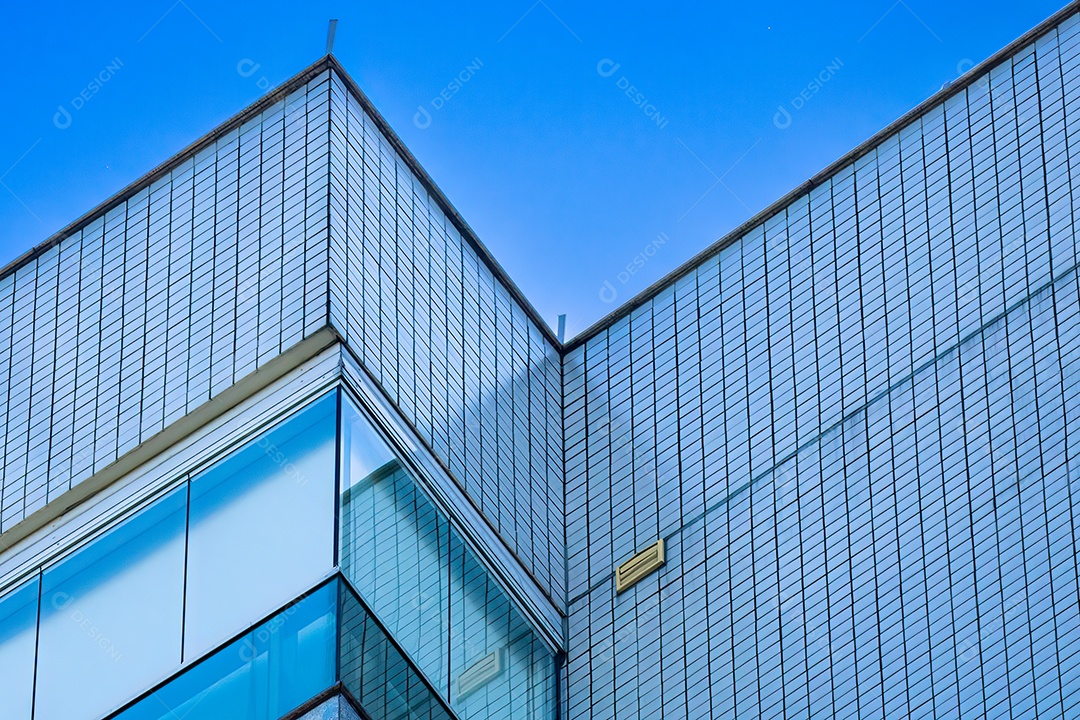 Detalhe da parte superior de um edifício residencial mostrando detalhes