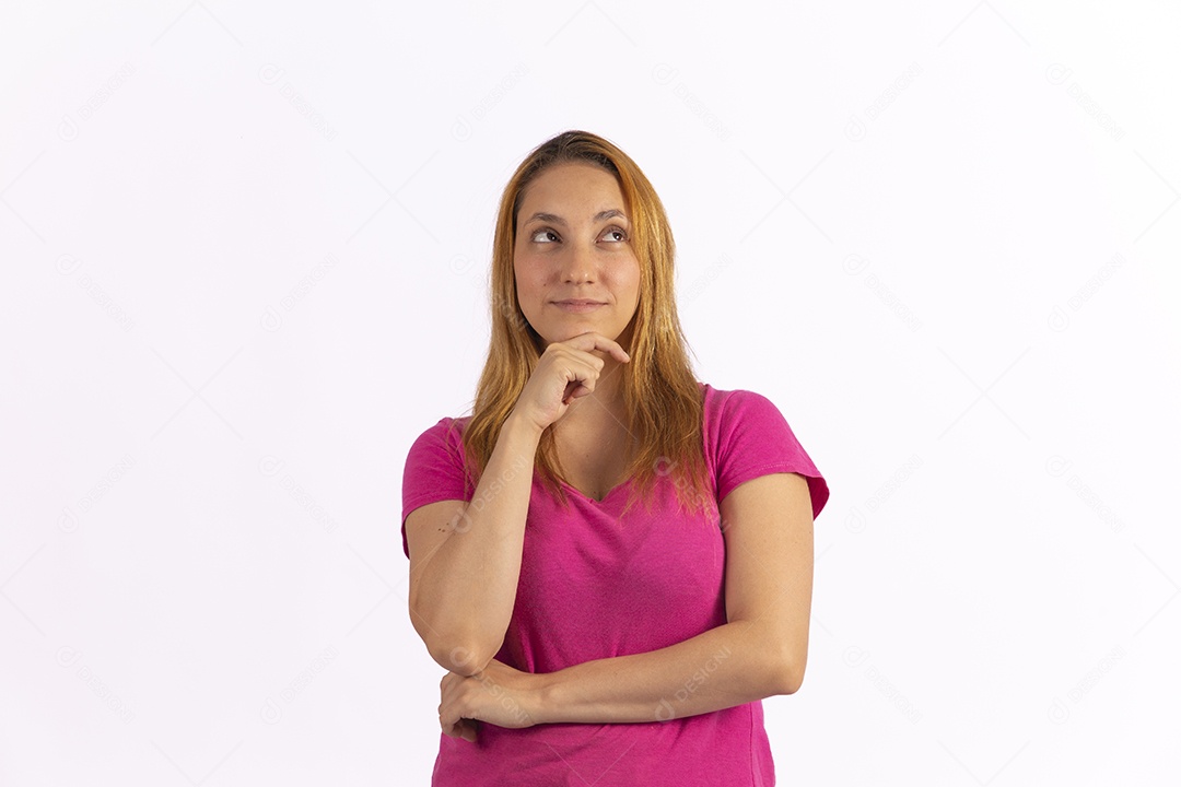 Linda mulher jovem sobre fundo isolado branco