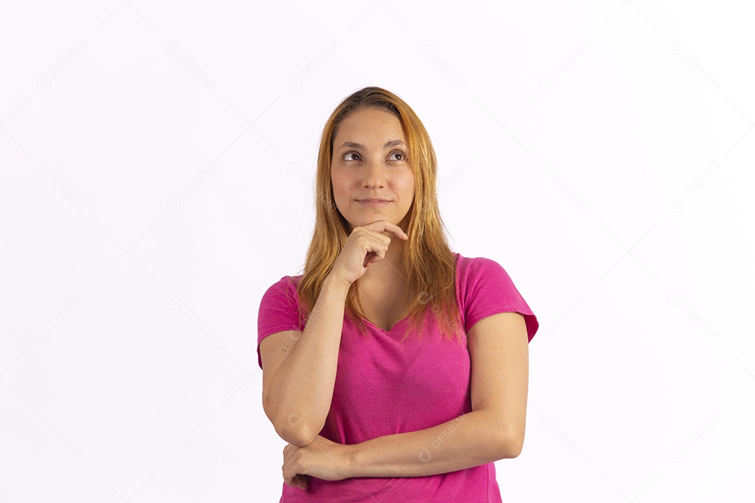 Linda mulher jovem sobre fundo isolado branco