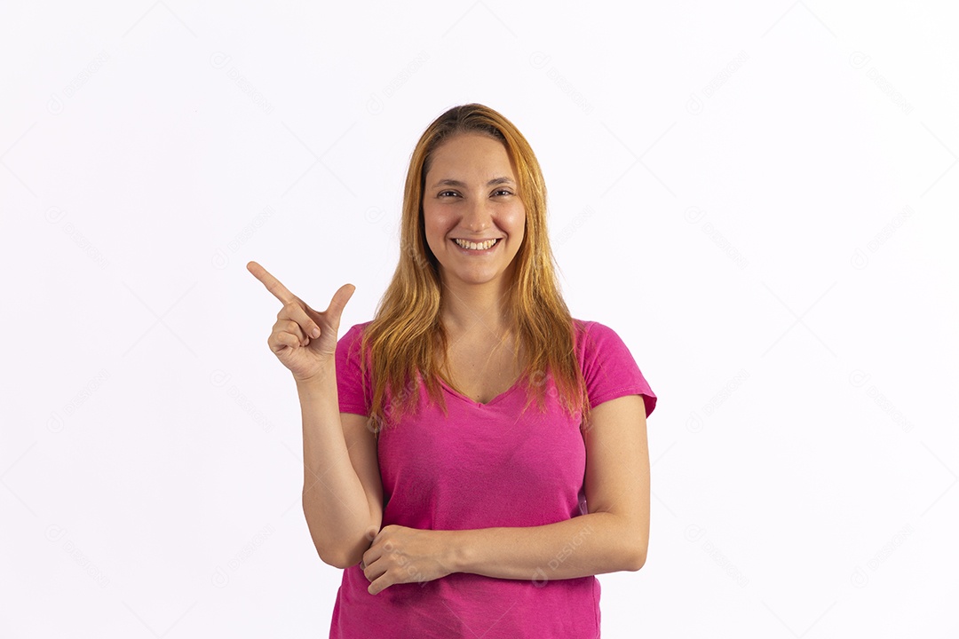 Linda mulher jovem sobre fundo isolado branco