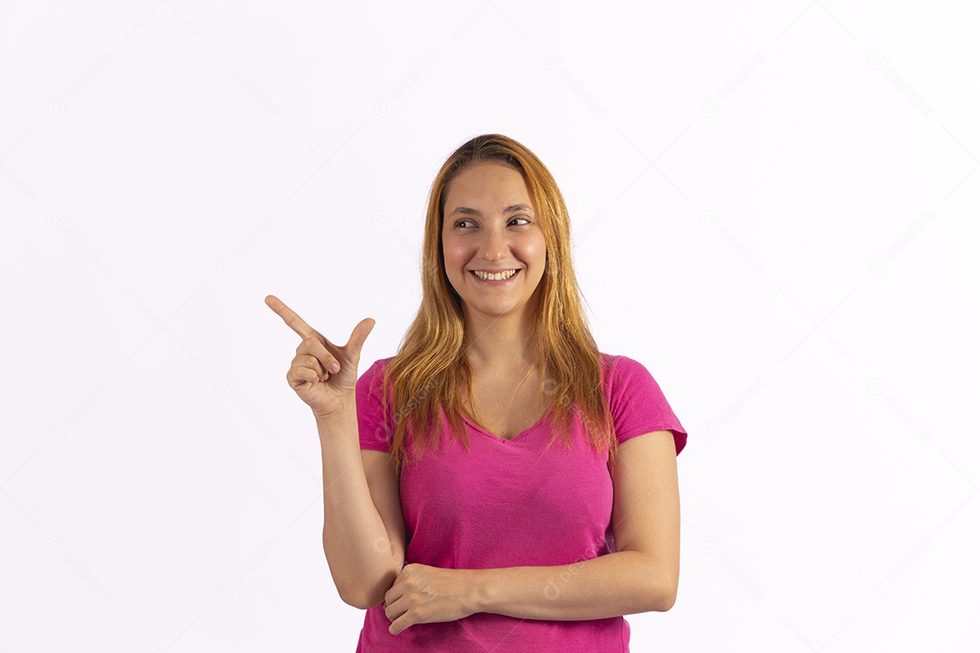 Linda mulher jovem sobre fundo isolado branco