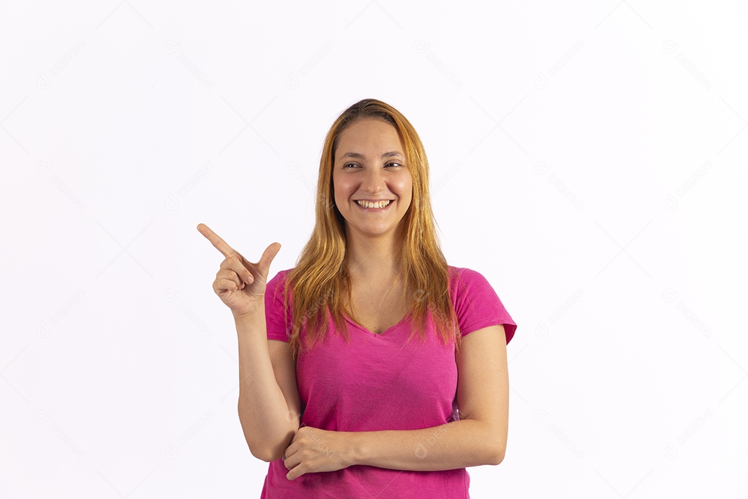 Linda mulher jovem sobre fundo isolado branco