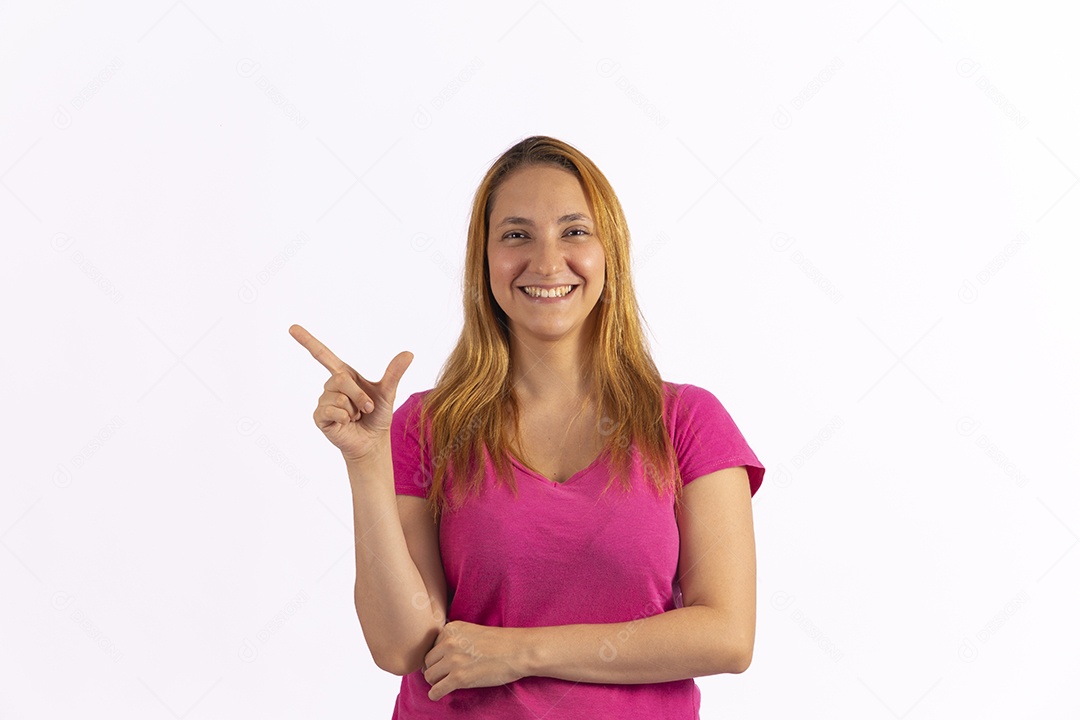 Linda mulher jovem sobre fundo isolado branco