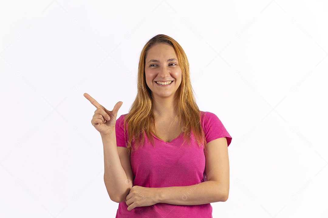 Linda mulher jovem sobre fundo isolado branco