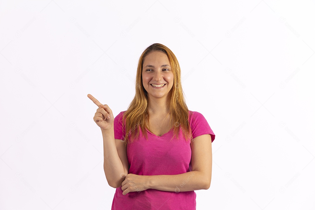 Linda mulher jovem sobre fundo isolado branco