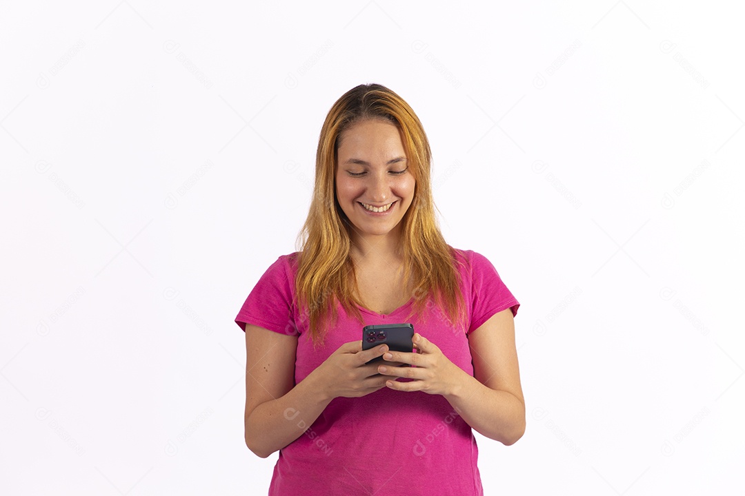 Linda mulher jovem mexendo em seu celular smartphone sobre fundo isolado branco