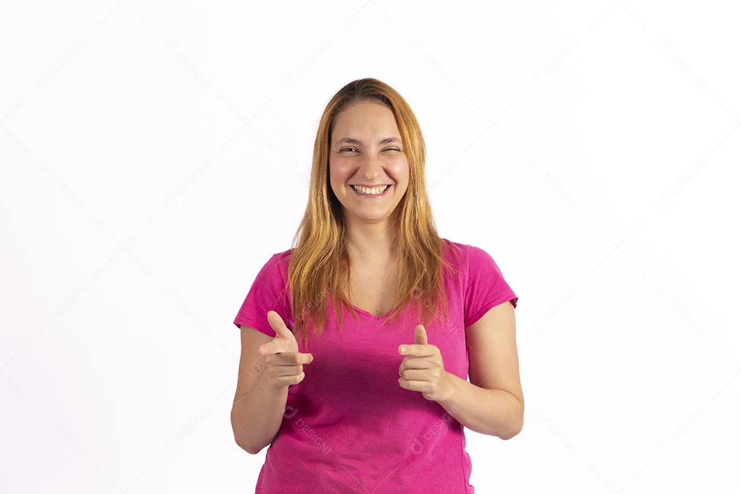 Linda mulher jovem segurando notebook sobre fundo isolado branco