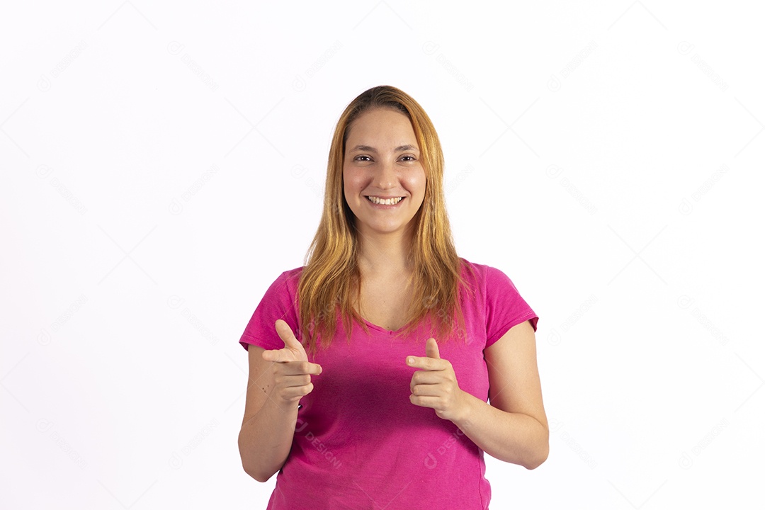 Linda mulher jovem segurando notebook sobre fundo isolado branco