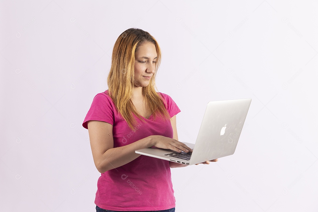 Linda mulher jovem segurando notebook sobre fundo isolado branco