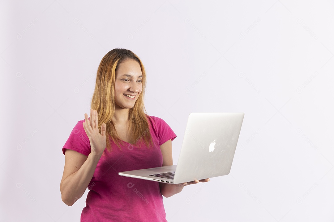 Linda mulher jovem segurando notebook sobre fundo isolado branco
