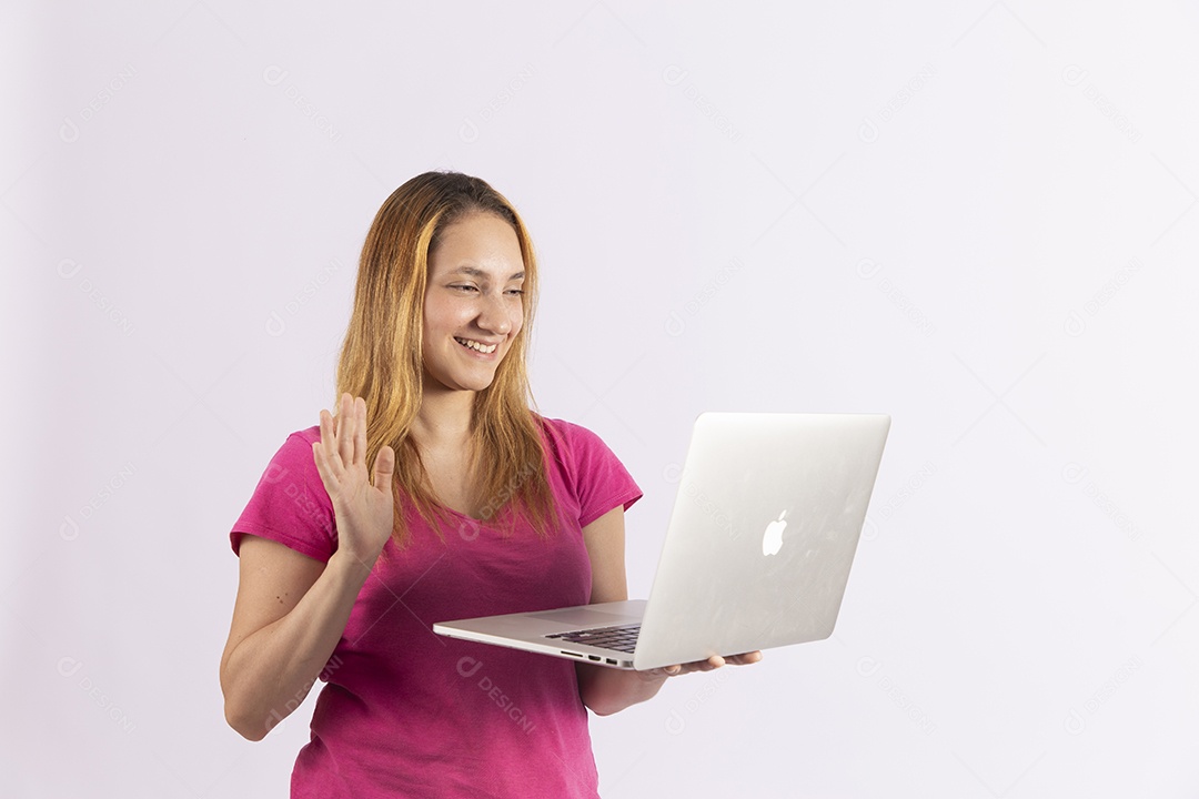 Linda mulher jovem segurando notebook sobre fundo isolado branco