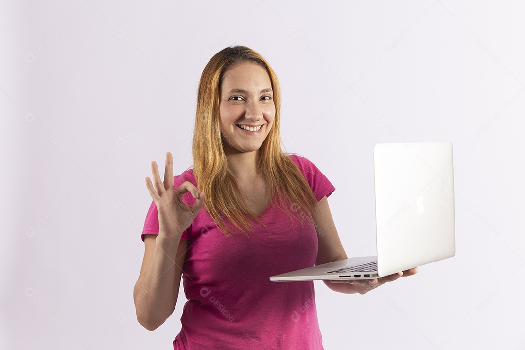 Linda mulher jovem segurando notebook sobre fundo isolado branco