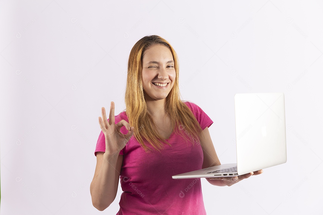 Linda mulher jovem segurando notebook sobre fundo isolado branco