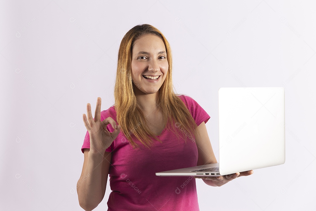 Linda mulher jovem segurando notebook sobre fundo isolado branco