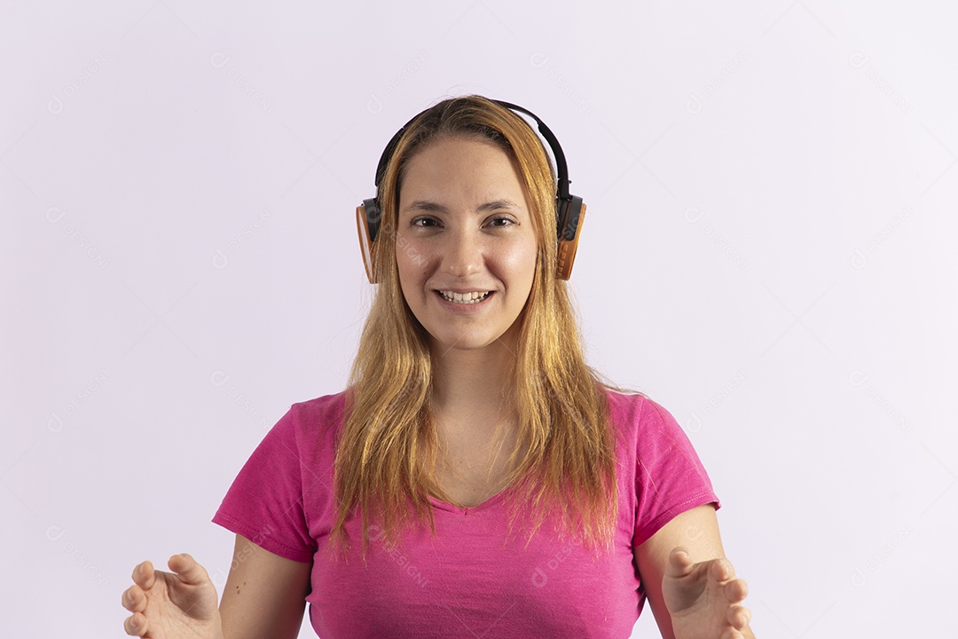 Linda mulher jovem usando fones de ouvido