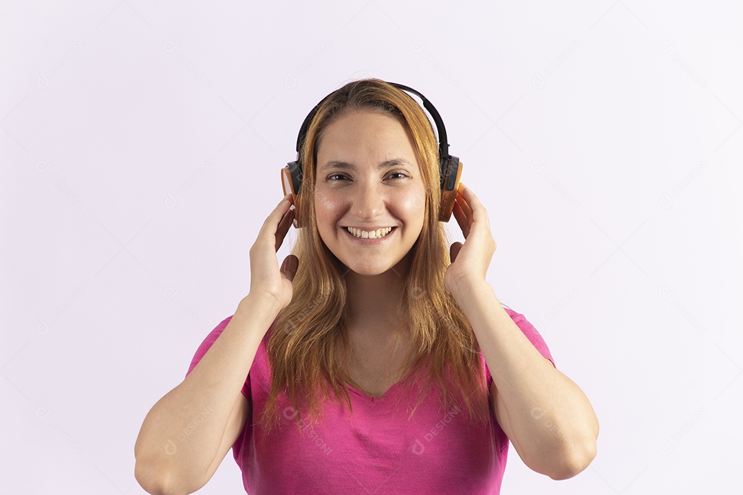 Linda mulher jovem usando fones de ouvido