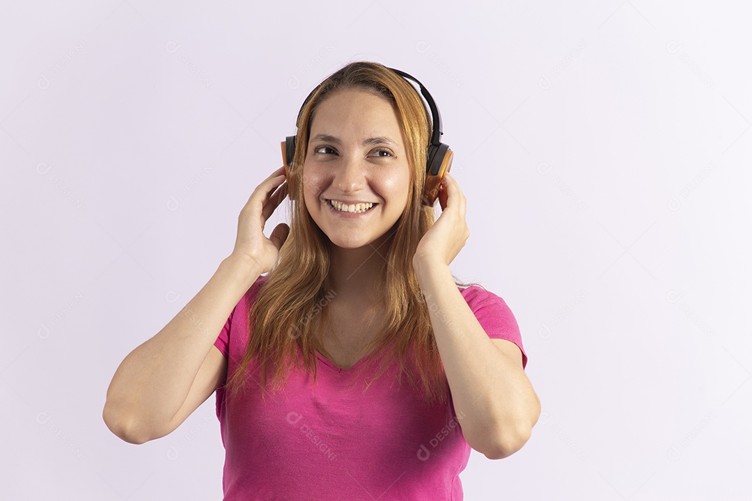 Linda mulher jovem usando fones de ouvido