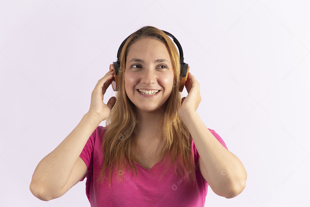 Linda mulher jovem usando fones de ouvido