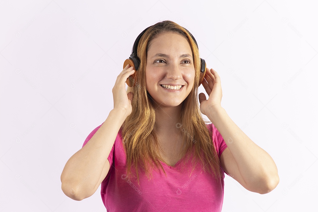 Linda mulher jovem usando fones de ouvido