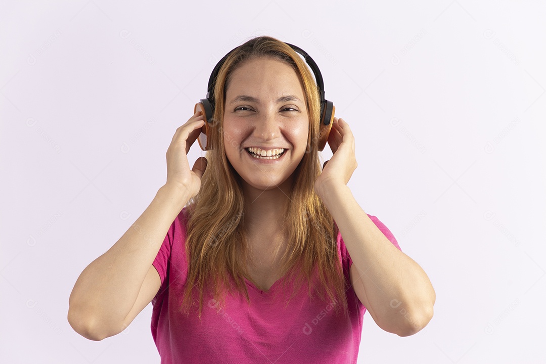 Linda mulher jovem usando fones de ouvido