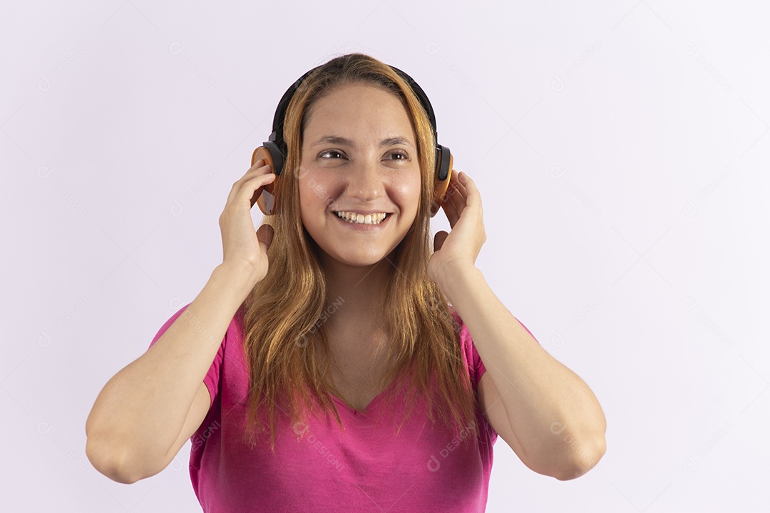 Linda mulher jovem usando fones de ouvido