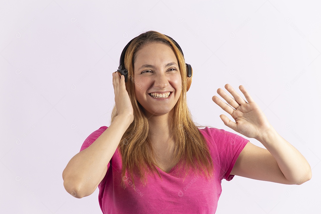 Linda mulher jovem usando fones de ouvido