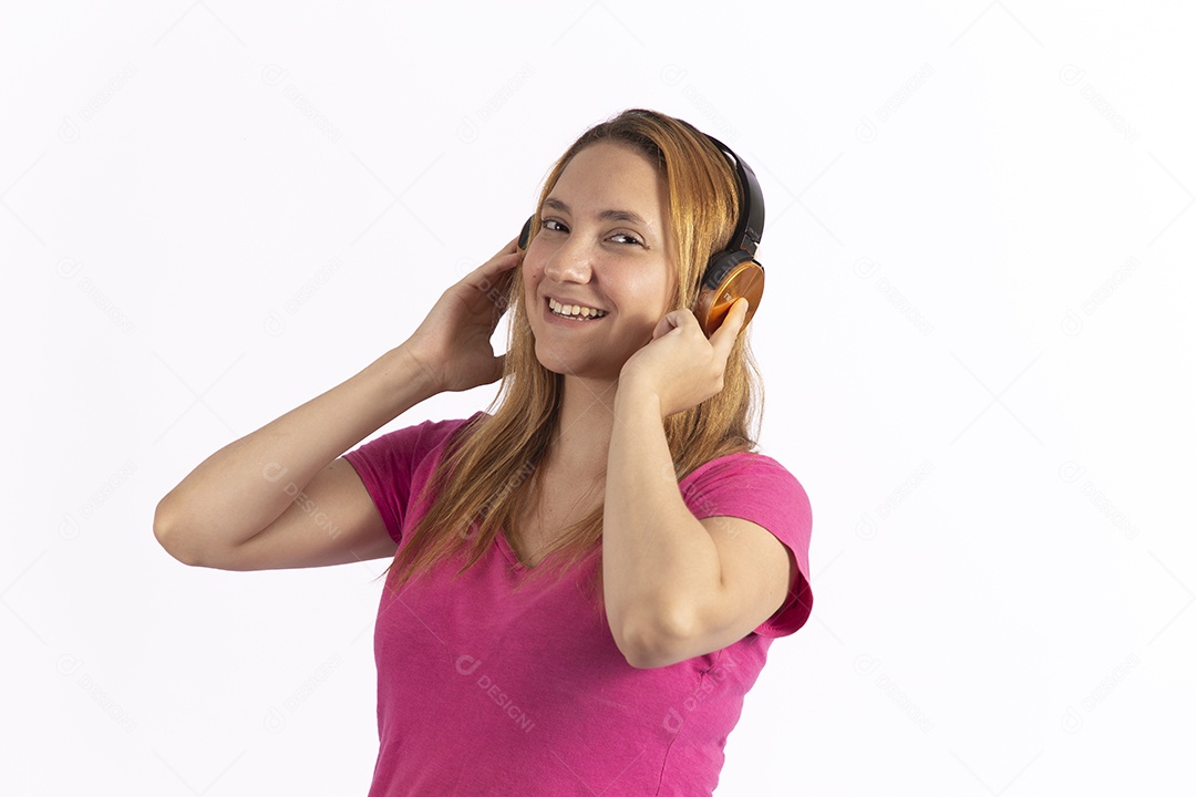 Linda mulher jovem usando fones de ouvido