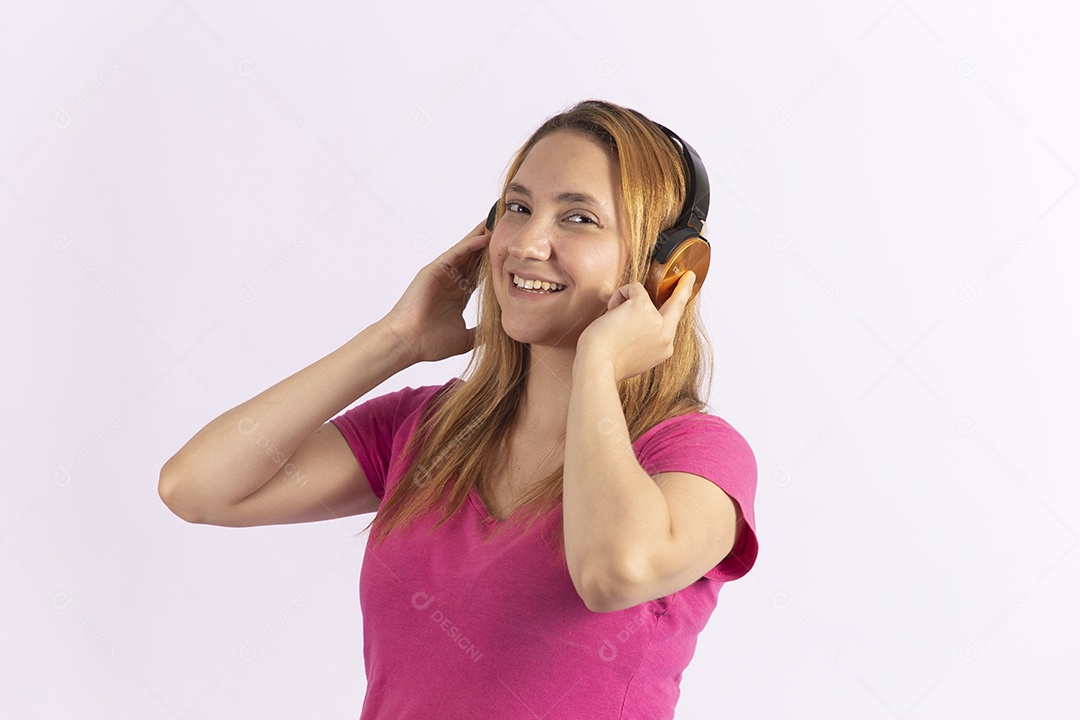 Linda mulher jovem usando fones de ouvido