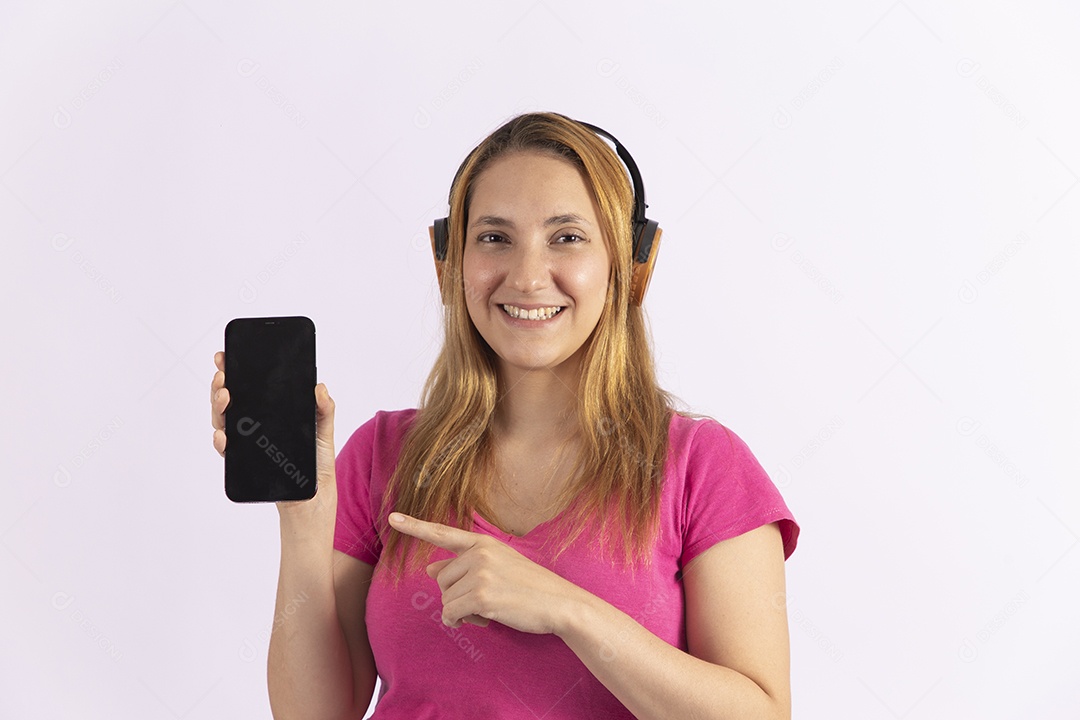 Linda mulher jovem usando fones de ouvido e mexendo em seu celular