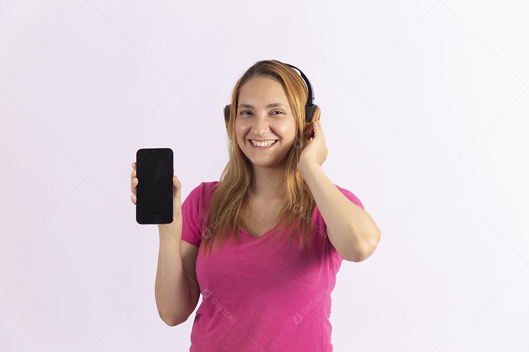 Linda mulher jovem usando fones de ouvido segurando celular smartphone